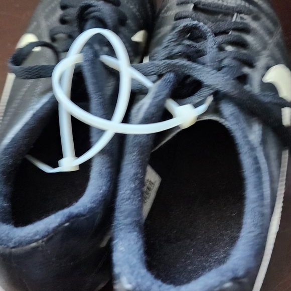 Nike soccer shoes [6 Y] - Picture 2 of 3